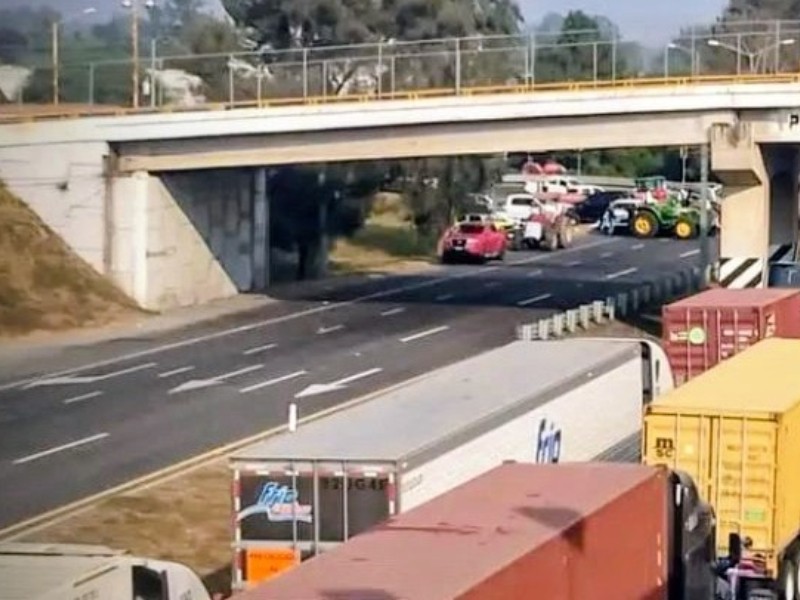 Autopista sigue bloqueada en Ciudad Guzmán; automovilistas recomiendan ruta alterna