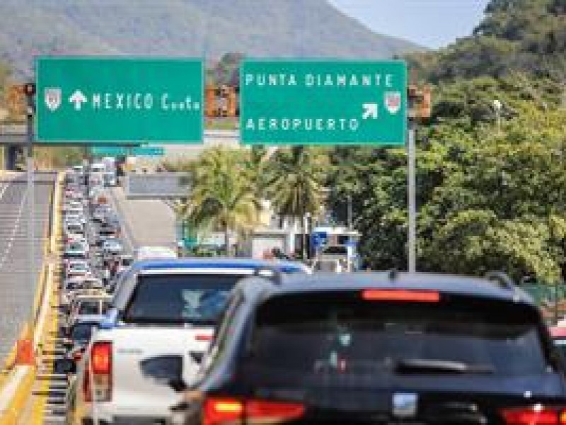 Autopistas abarrotadas, ante el retorno de vacacionistas