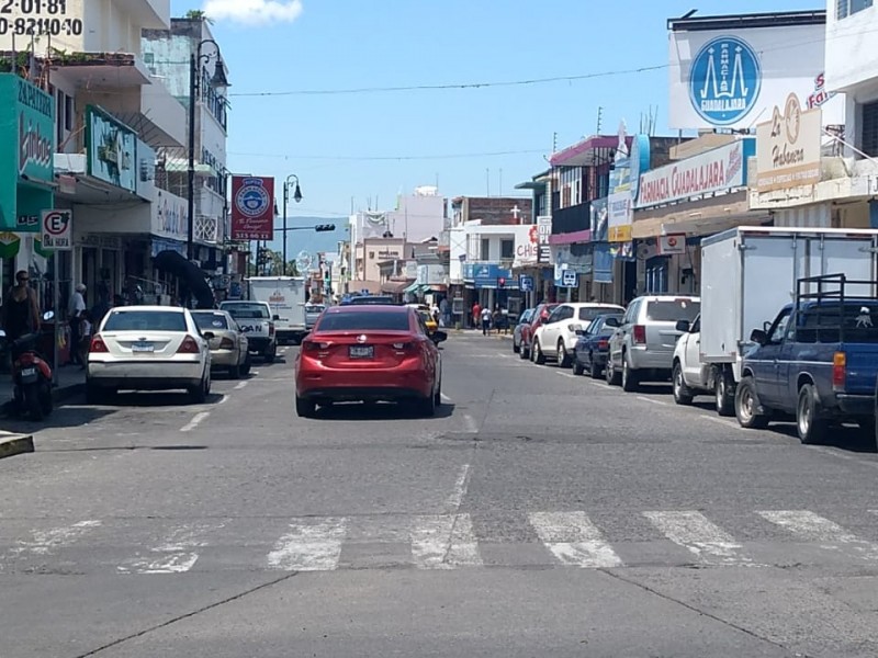 Autoridad debe sancionar a quienes obstruyen banquetas