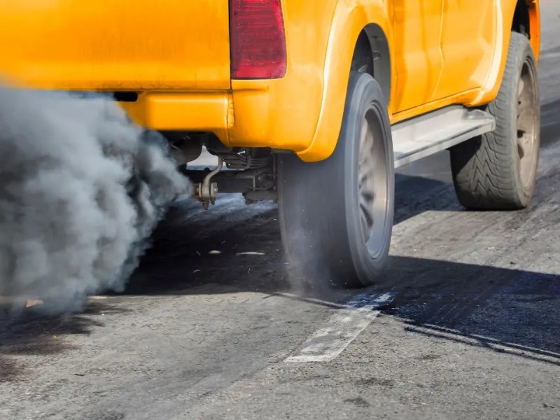 Autoridades analizan la implementación de verificación vehicular