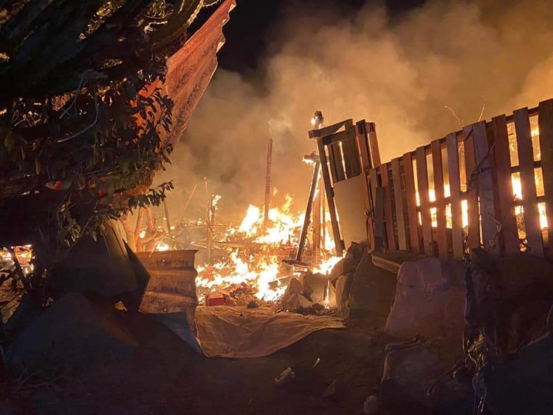 Autoridades apoyarán a afectados por incendio en Jardines de Santiago