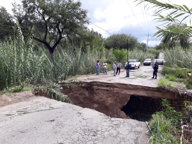 Autoridades atienden socavón en carretera estatal