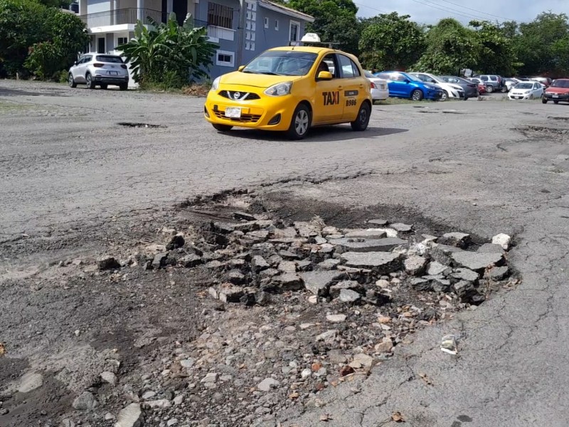 ¡Autoridades ciegas! No ven destrucción en calle Andador de la Raza