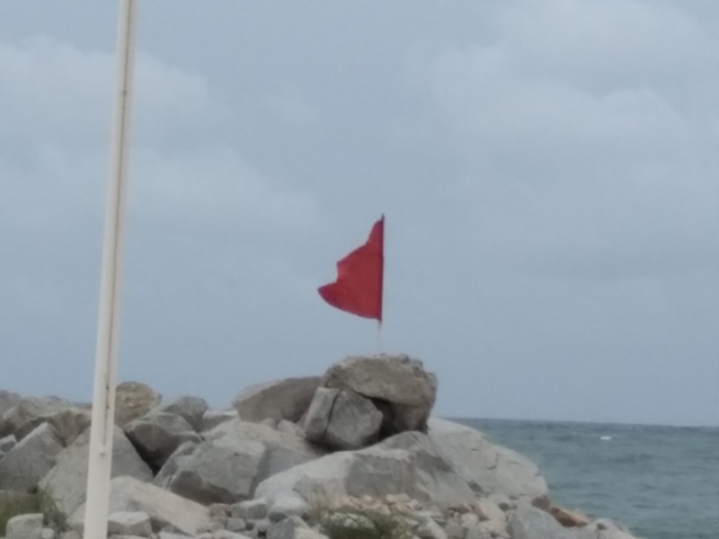 Autoridades colocan banderas  rojas en playas