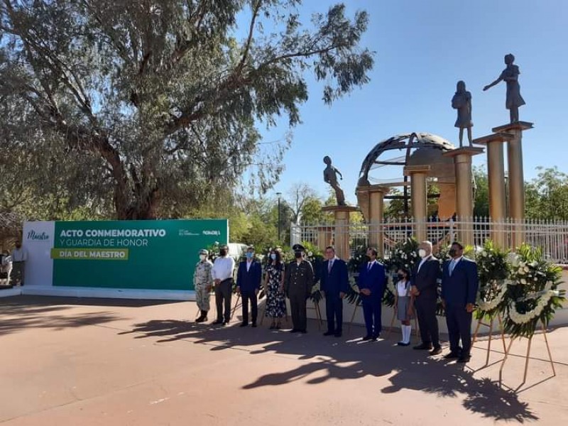 Autoridades conmemoran el Día del Maestro