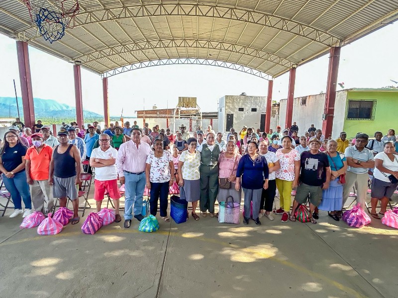 Autoridades continúa entrega de apoyos a adultos mayores en Tehuantepec