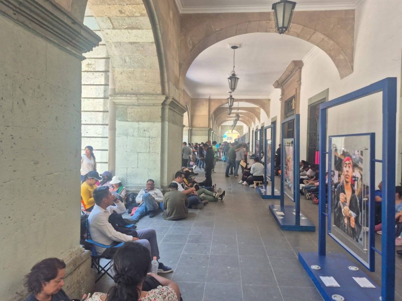 A pesar de respuesta estatal, Suttebceo iniciaron plantón para destituir al director