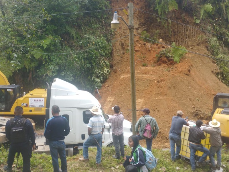 Autoridades de Eloxochitlàn buscan camino sin riesgo tras derrumbe