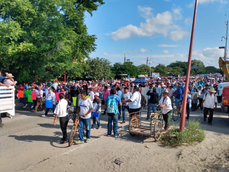 Autoridades de Juchitán encabezan marcha rumbo a Oaxaca