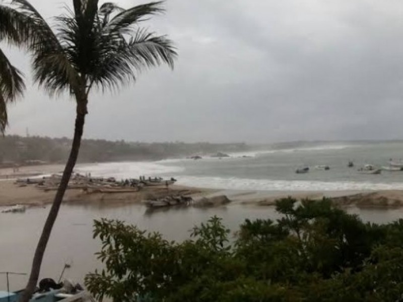 Autoridades de Puerto Escondido cierran actividades comerciales previo al huracán