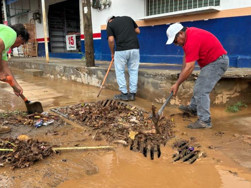Autoridades de Tehuantepec realizan limpieza a zonas afectadas por lluvias