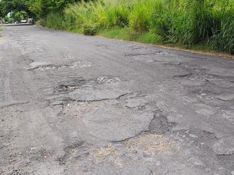 Autoridades de Villa de Álvarez abandonan la calle Jesús Villanueva, en Tabachines