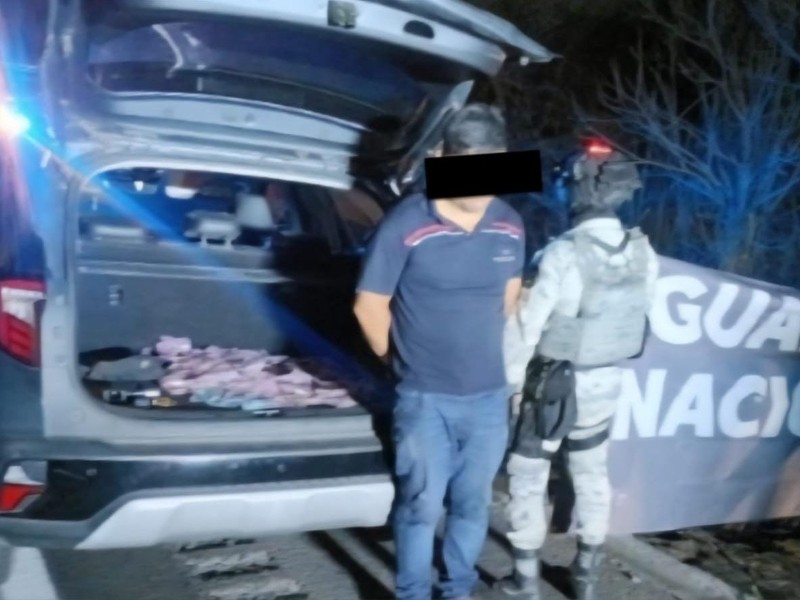 Autoridades detienen a un hombre con un arma y drogas en Mazatlán