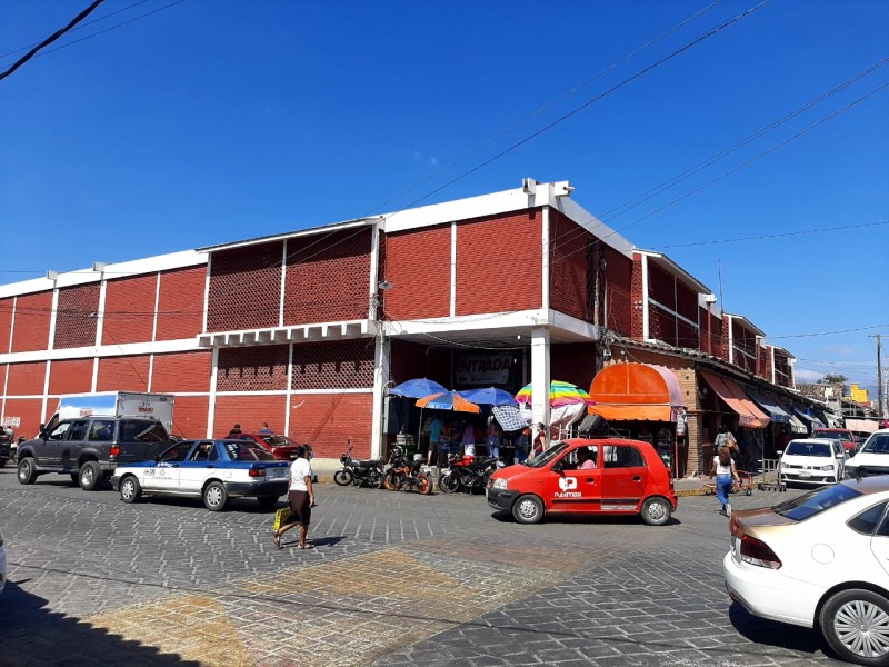 Autoridades disminuyen aplicación de protocolos sanitarios en mercado de Tehuantepec