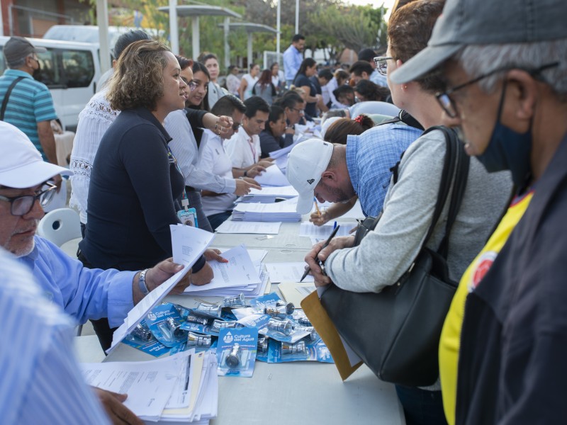 Autoridades entregan 700 contratos individuales de servicio de agua