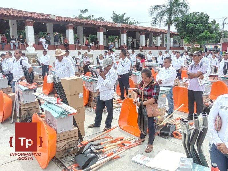 Autoridades entregan kits de herramientas para comunidades en Huatulco