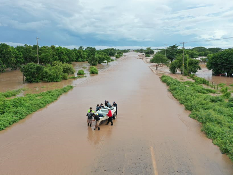 Autoridades esperan bajen los niveles de agua para evaluar daños