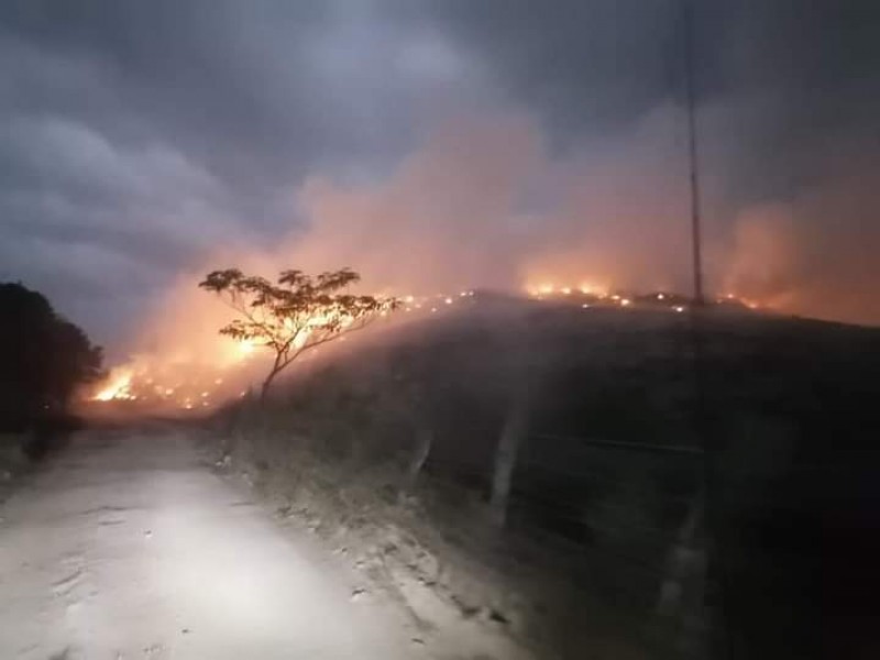 Autoridades esperan que lluvias ayuden a sofocar incendio en Guayabitos