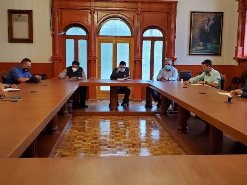 Autoridades estatales sostienen reunión con normalistas y CNTE