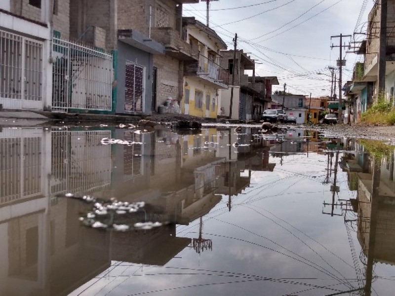 Autoridades han ignorado fuga de aguas negras por cuatro meses