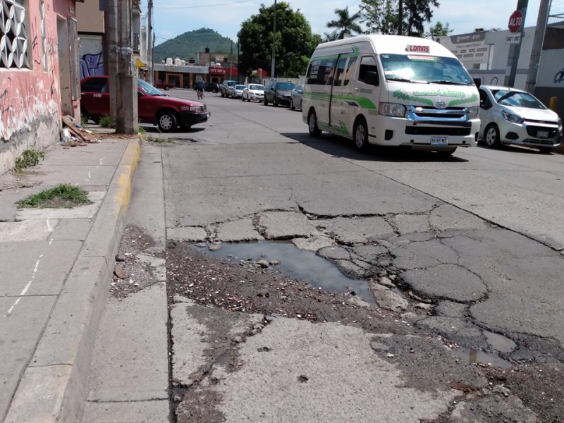 Autoridades ignoran bache en la av. Juan Escutia