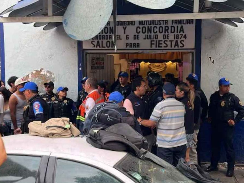 Autoridades interrumpen fiesta clandestina con casi 800 menores en CDMX