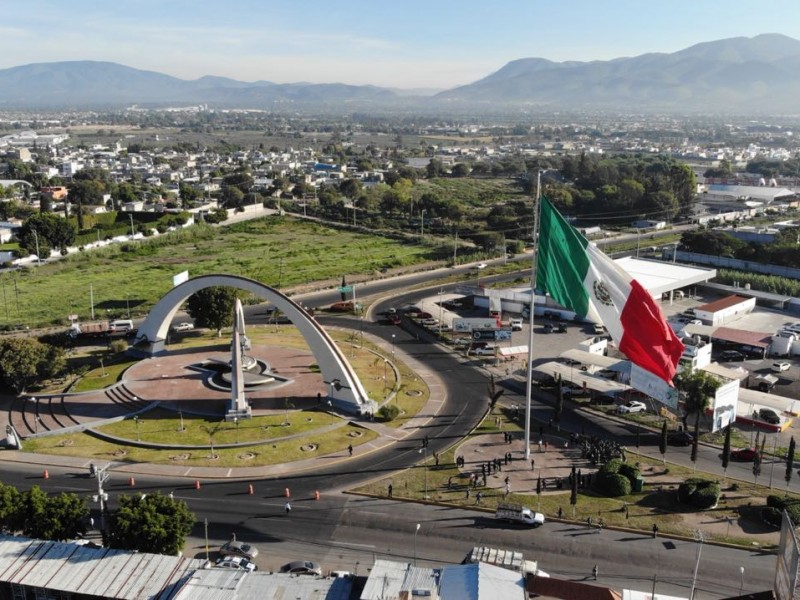 Autoridades izan la Bandera Monumental