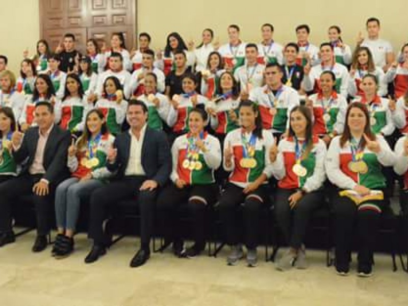 Autoridades jaliscienses reciben a medallistas de Barranquilla