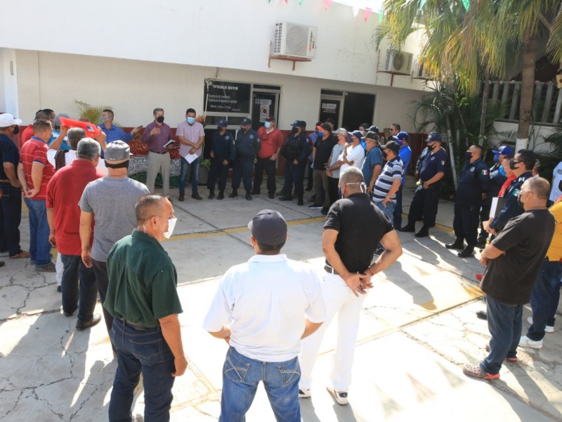 Autoridades jubilan a 47 policías municipales