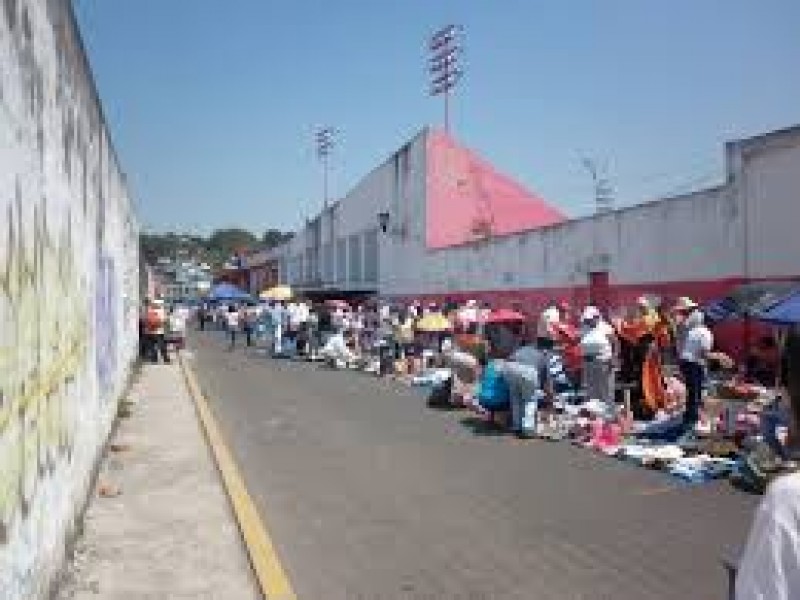 Autoridades llaman a tianguistas a reforzar medidas sanitarias