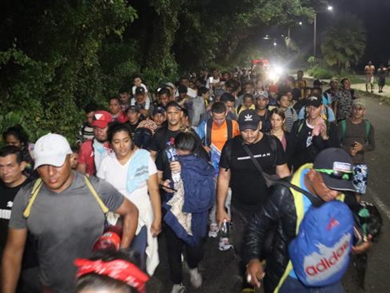 Autoridades migratorias dispersan caravana de migrantes