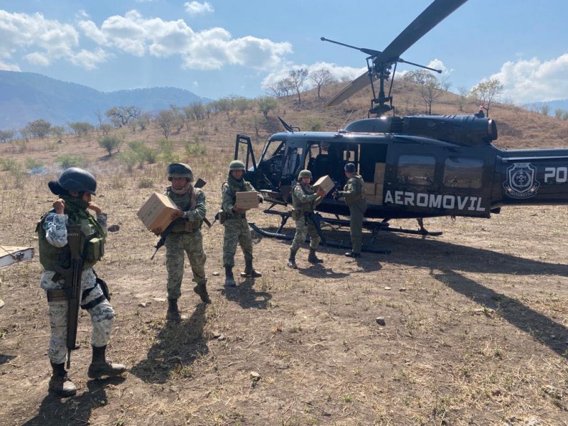 Autoridades militares y estatales, llevan despensas a El Pescado