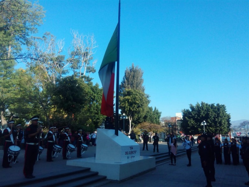 Autoridades municipales conmemoran el día del ejército mexicano