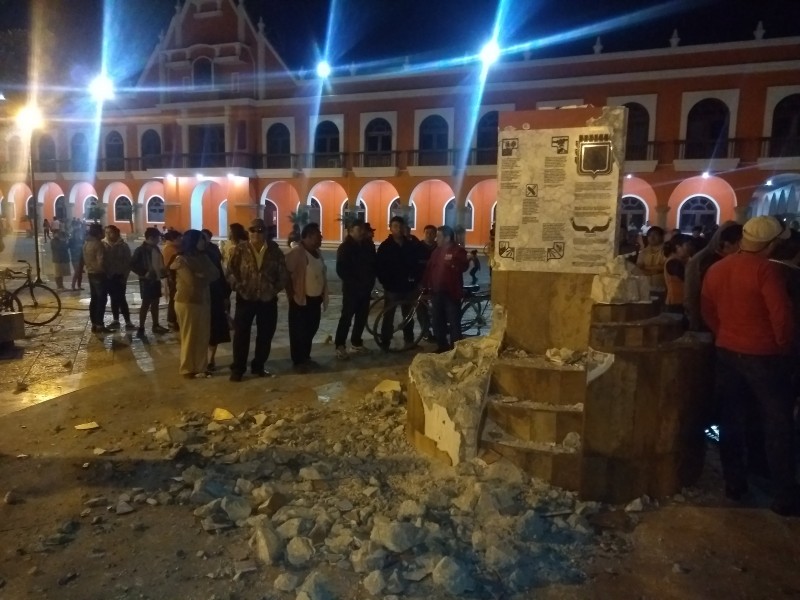 Autoridades municipales derriban monumento al escudo de armas