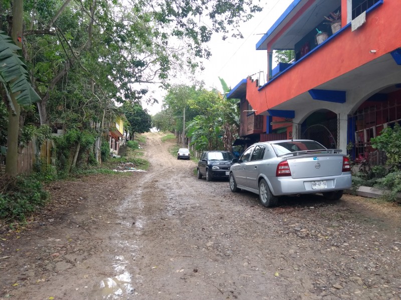 Autoridades municipales omiten pavimentación de calle