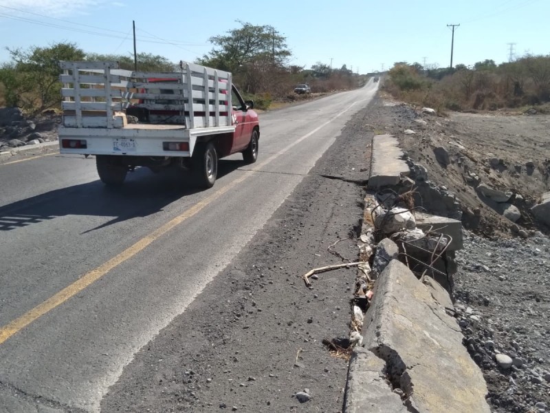 Autoridades no solucionan problemas del puente del arroyo Seco