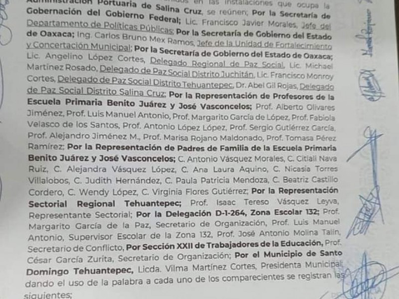 Autoridades, padres de familia y profesores firman minuta de acuerdos