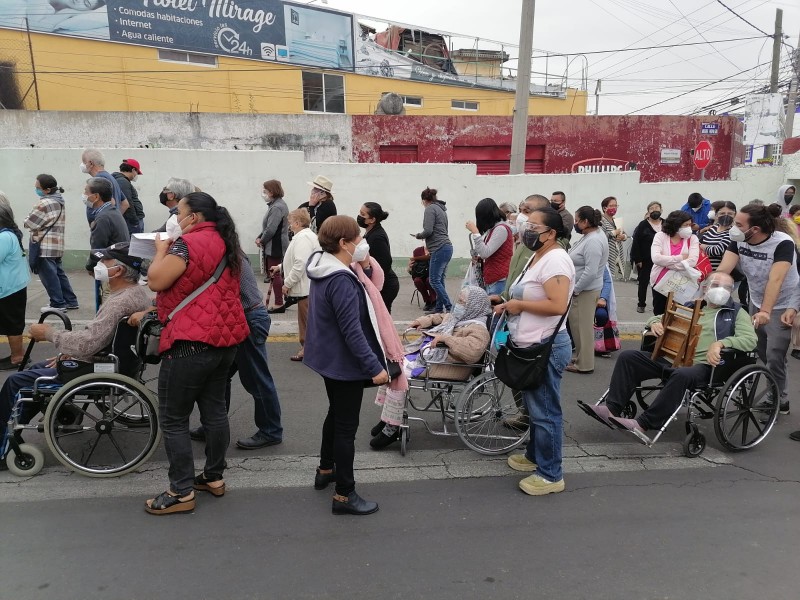 Autoridades piden disculpas por problemas en jornadas de vacunación