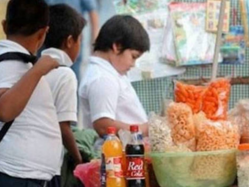 Autoridades prohibirán alimentos chatarra en el regreso a clases