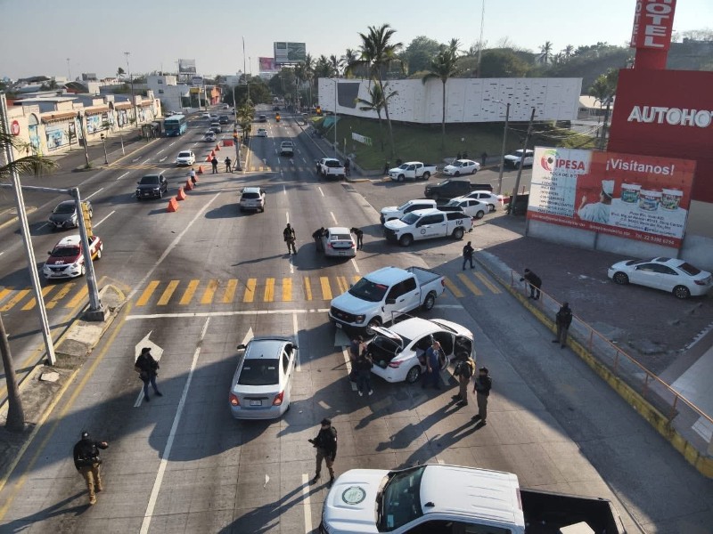 Autoridades realizan operativo frente a tianguis de Boca del Río