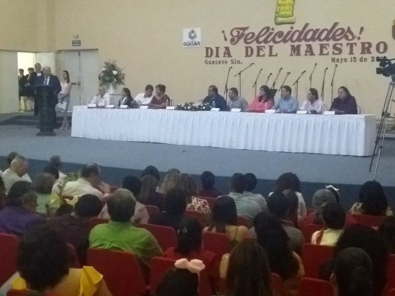 Autoridades reconocen la trayectoria de 50 maestros