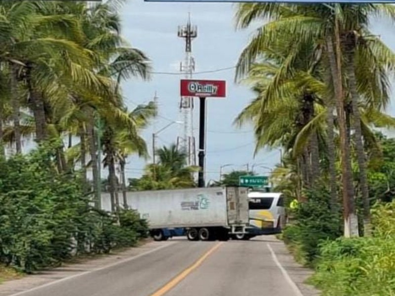 Autoridades Reportan Tiroteo y Bloqueos en Carreteras en Escuinapa