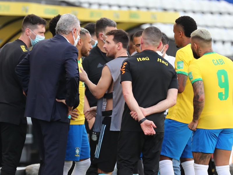 Autoridades sanitarias interrumpieron el Brasil vs Argentina intentando deportar a jugadores argentinos