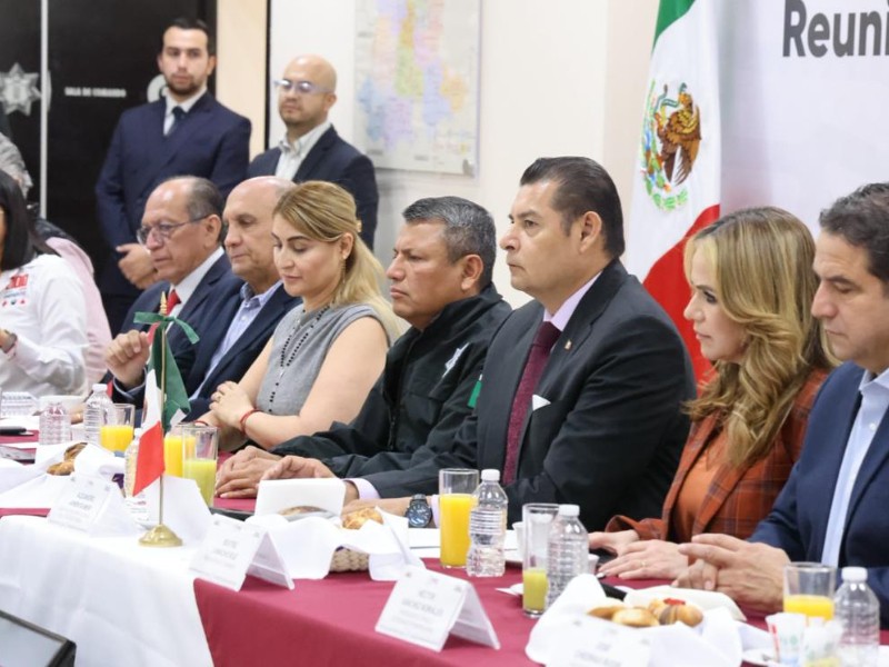 Autoridades se reúnen con colonos
