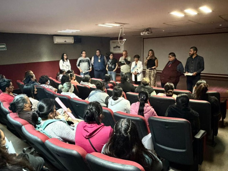 Autoridades se reúnen con manifestantes del Hospital del Niño