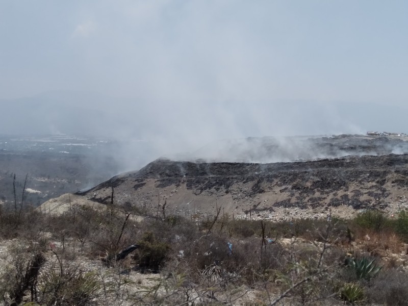 Autoridades sin atender incendio del relleno. 