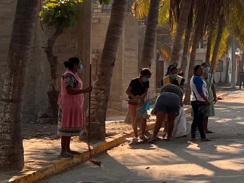 Autoridades y ciudadanía limpian playas michoacanas