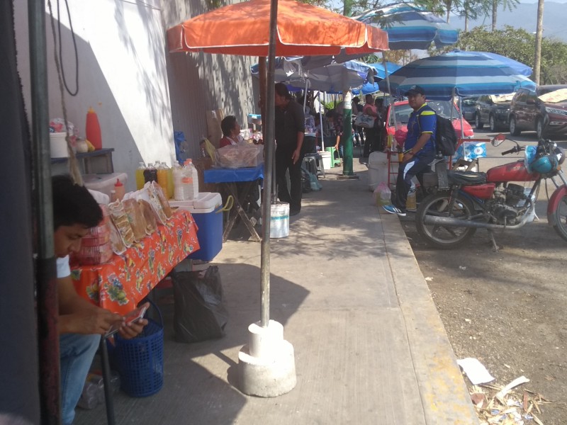 Autoriza Ayuntamiento comercio informal afuera de nosocomio
