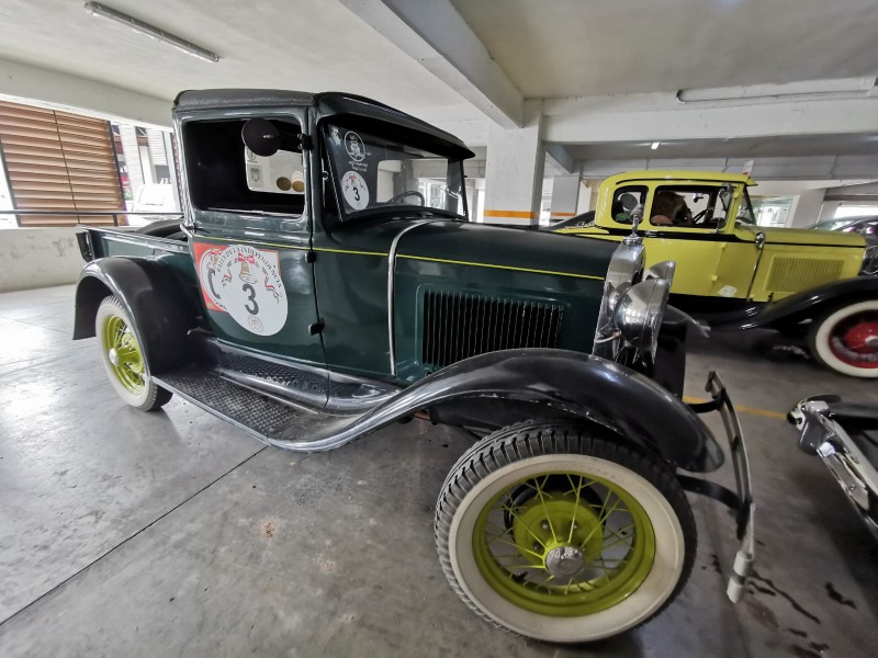 Autos clásicos recorren miles de kilómetros enamorando a coleccionistas