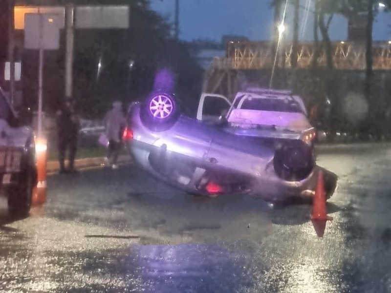 Autos compactos protagonizaron choque y volcadura en Las Trancas